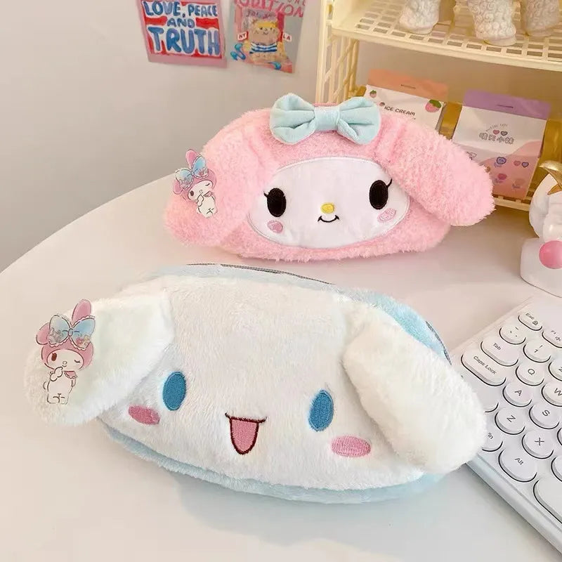 ESTOJO DE PELÚCIA SANRIO - PORTA LÁPIS